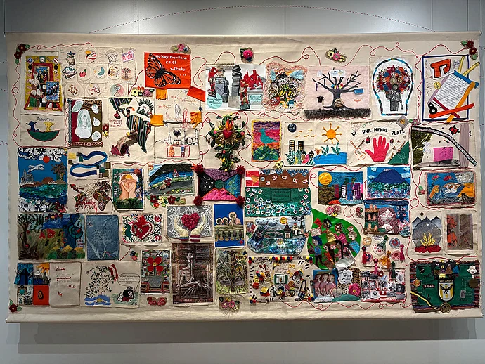 Kollektives textiles Kunstwerkt in der Ausstellung Viena Latina, 2026, Wien Museum