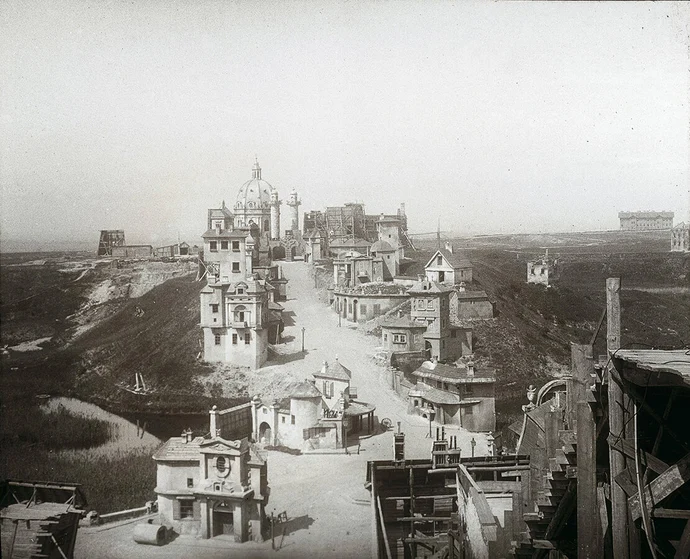 Kulissen zum Monumentalstummfilm „Sodom und Gomorrha“ am Laaer Berg, um 1920, Öst. Volkshochschularchiv / Imagno / picturedesk.com