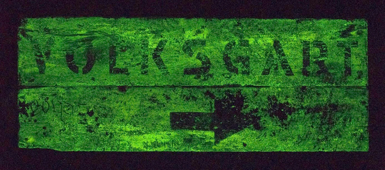 Wegweiser des ersten fertiggestellten Hauptfluchtwegs zeigten in Richtung Volksgarten oder Kai. Um gegen Ausfälle des elektrischen Lichts gewappnet zu sein, verwendete man als Hintergrund Leuchtfarbe. Foto: Thomas Keplinger  