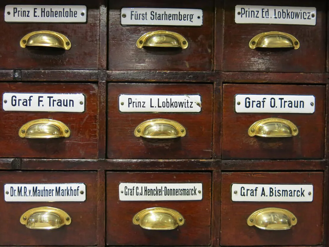 Vitrinen- und Schubladenschrank aus dem Salon Marko, um 1900, Wien Museum