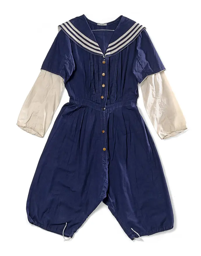 Damenbadeanzug, um 1900, Ärmeln: Leinen, Baumwoll-Litzenband, Beinknöpfe, Hafterln, Wien Museum