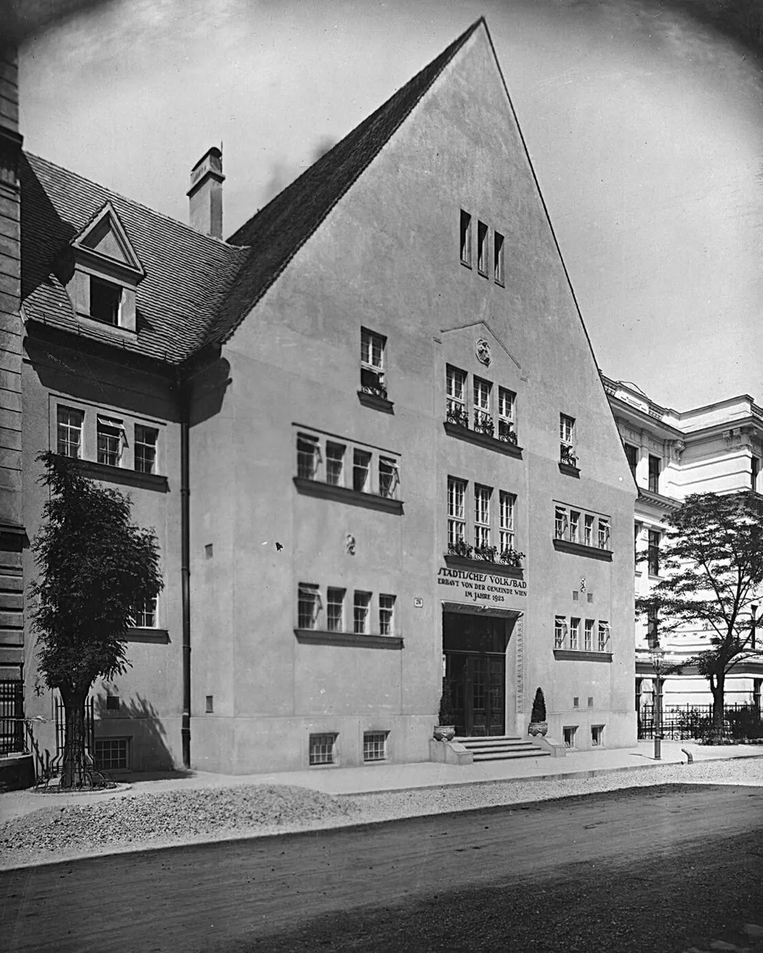 Außenansicht des Tröpferlbades in der Ratschkygasse 26 im 12. Bezirk, 1925, Foto: MA 44  
