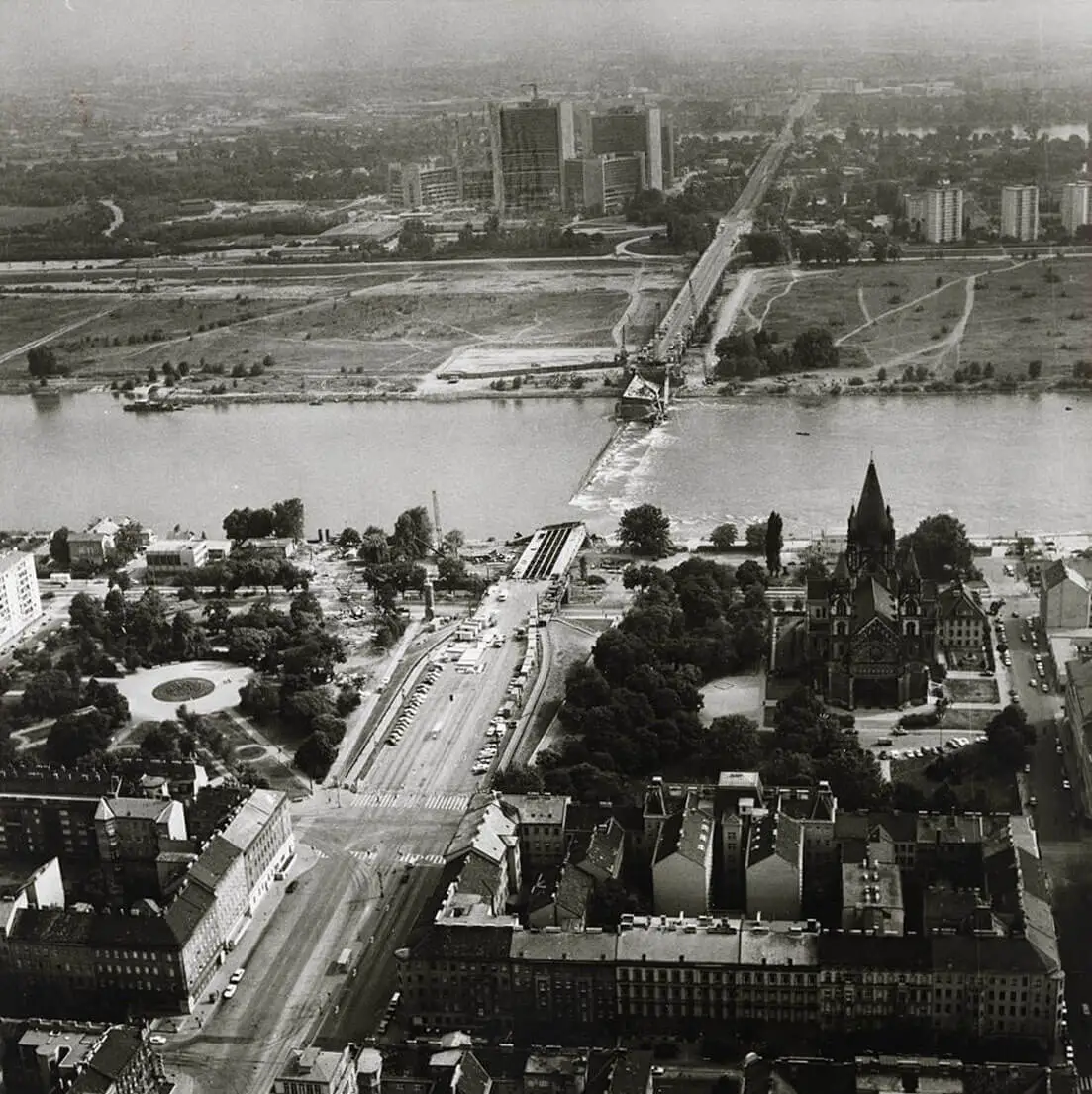 Donau mit eingestürzter Reichsbrücke, Schrägluftbild, 1976, MA 19/Wien Museum