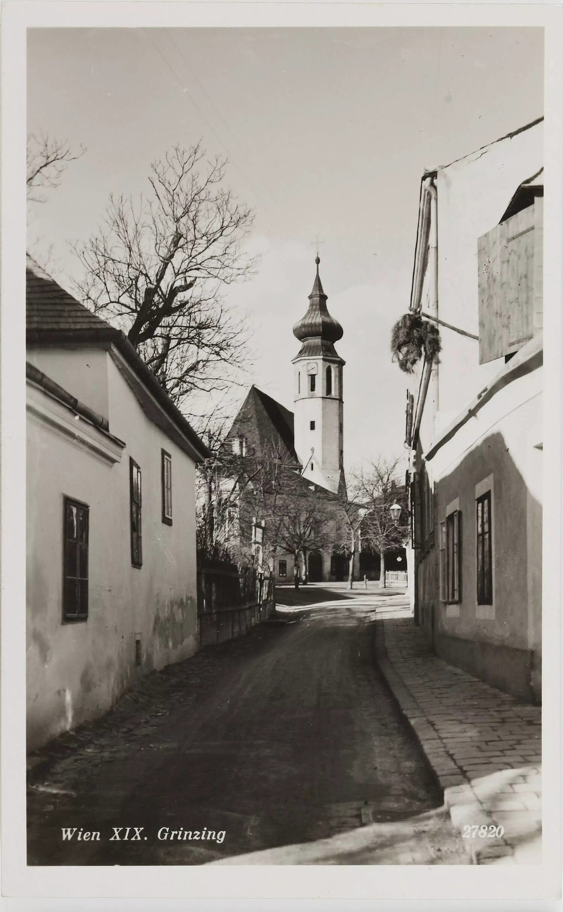 Grinzing klingt intim: Blick von der Cobenzlgasse auf die Grinzinger Kirche, Postkarte um 1930, Wien Museum 