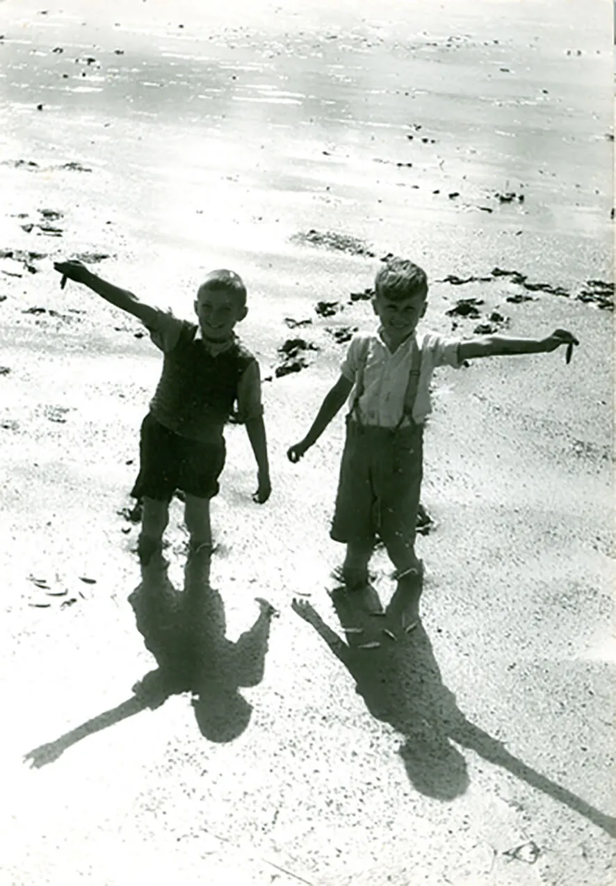 Spielende Kinder im Schlamm bei Niedrigwasser zwischen Neusiedl am See und Podersdorf, 1949, (Foto: Alois Sedlacek / Burgenländisches Landesarchiv - Fotosammlung)  