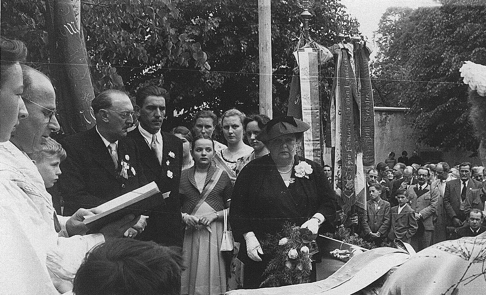 Maria Hanl (Bildmitte) bei der Fahnenweihe anlässlich der 100-Jahrfeier des Männergesangsvereins Neulengbach, 12.6.1955, Museum Region Neulengbach  