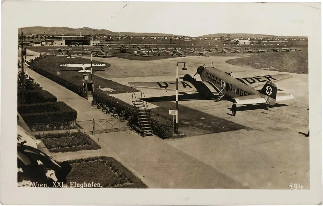 Flugzeug mit Hakenkreuz-Emblem, Ansichtskarte, 1940, Wien Museum, Inv.-Nr. 235823