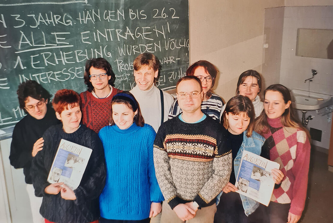 Das Team rund um den Augustin im Jahr 1995, darunter Riki Parzer und Robert Sommer, die den Verein über viele Jahre geprägt haben. Foto: Augustin  