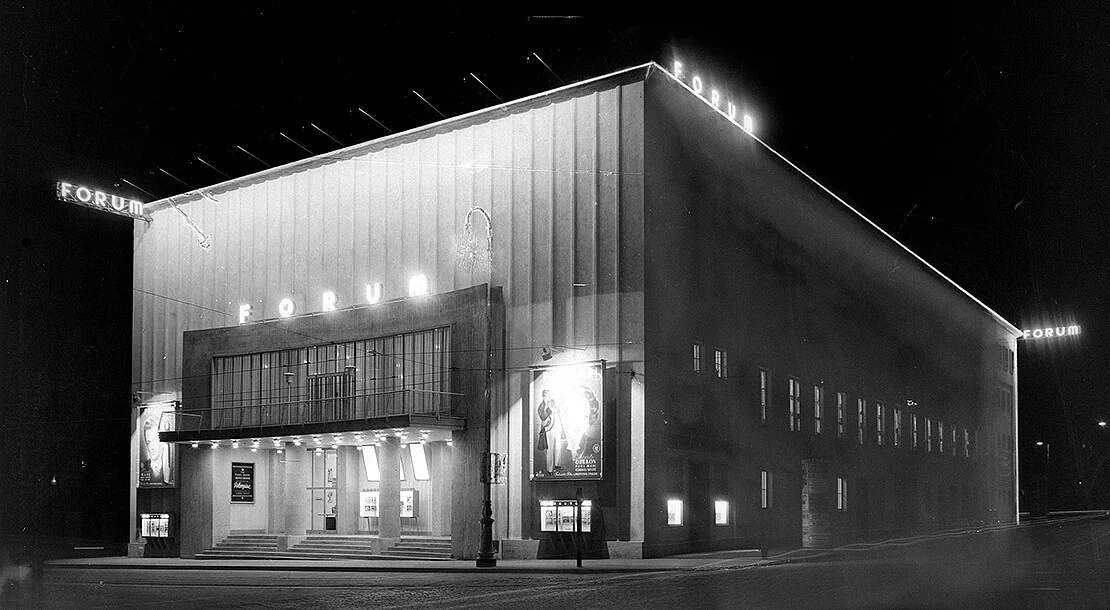 Robert Kotas: Forum Kino, 1949-1950, Fassade, Nachtaufnahme (Ausschnitt), Foto: Lucca Chmel, 1950, Bildarchiv Austria/ÖNB