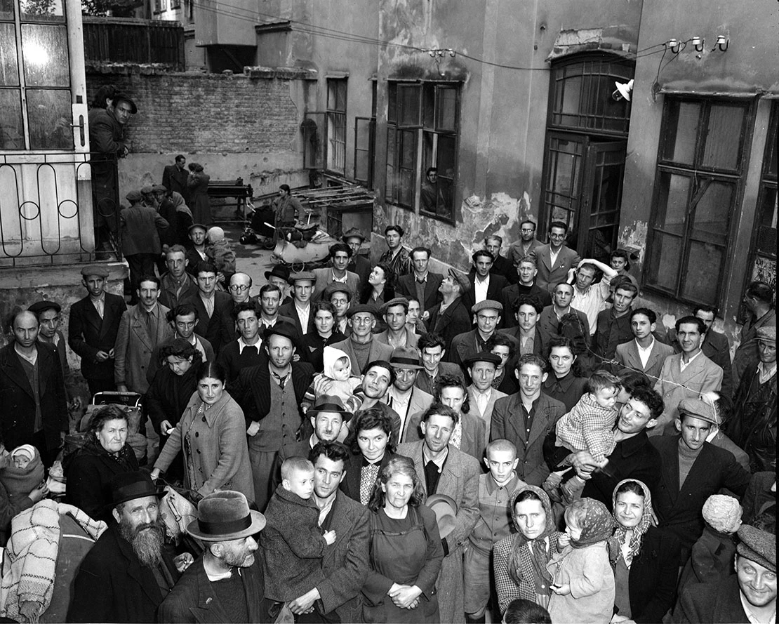 Flüchtlinge aus Osteuropa warten im Rothschild-Spital auf die ärztliche Untersuchung, 1946. Hier wurden ab 1945 ca. 70.000 Personen ärztlich versorgt, erhielten neue Kleidung, Identitätsausweise und Essen. Foto: United States Information Service (USIS)/ÖNB  