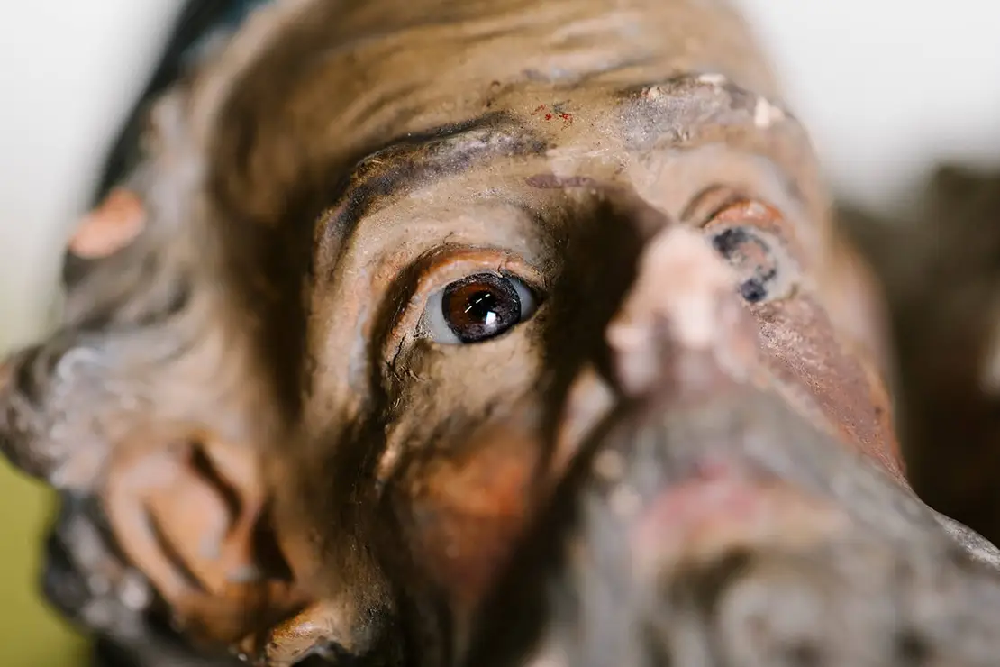 Einige Figuren sind mit Glasaugen ausgestattet, Foto: Ina Aydogan, Wien Museum, 2025