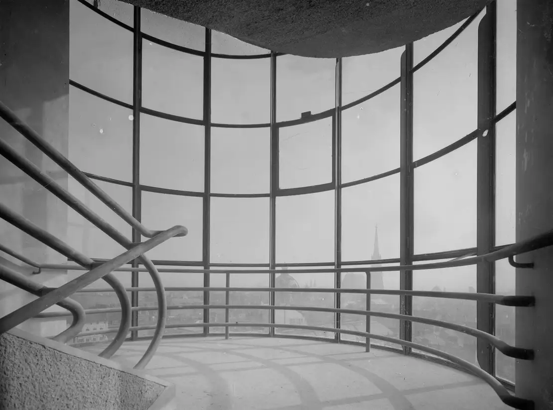 Wer ins Stiegenhaus will, muss am Portier vorbei – bis heute. Foto: Bruno Reiffenstein, ÖNB-Bildarchiv / picturedesk.com