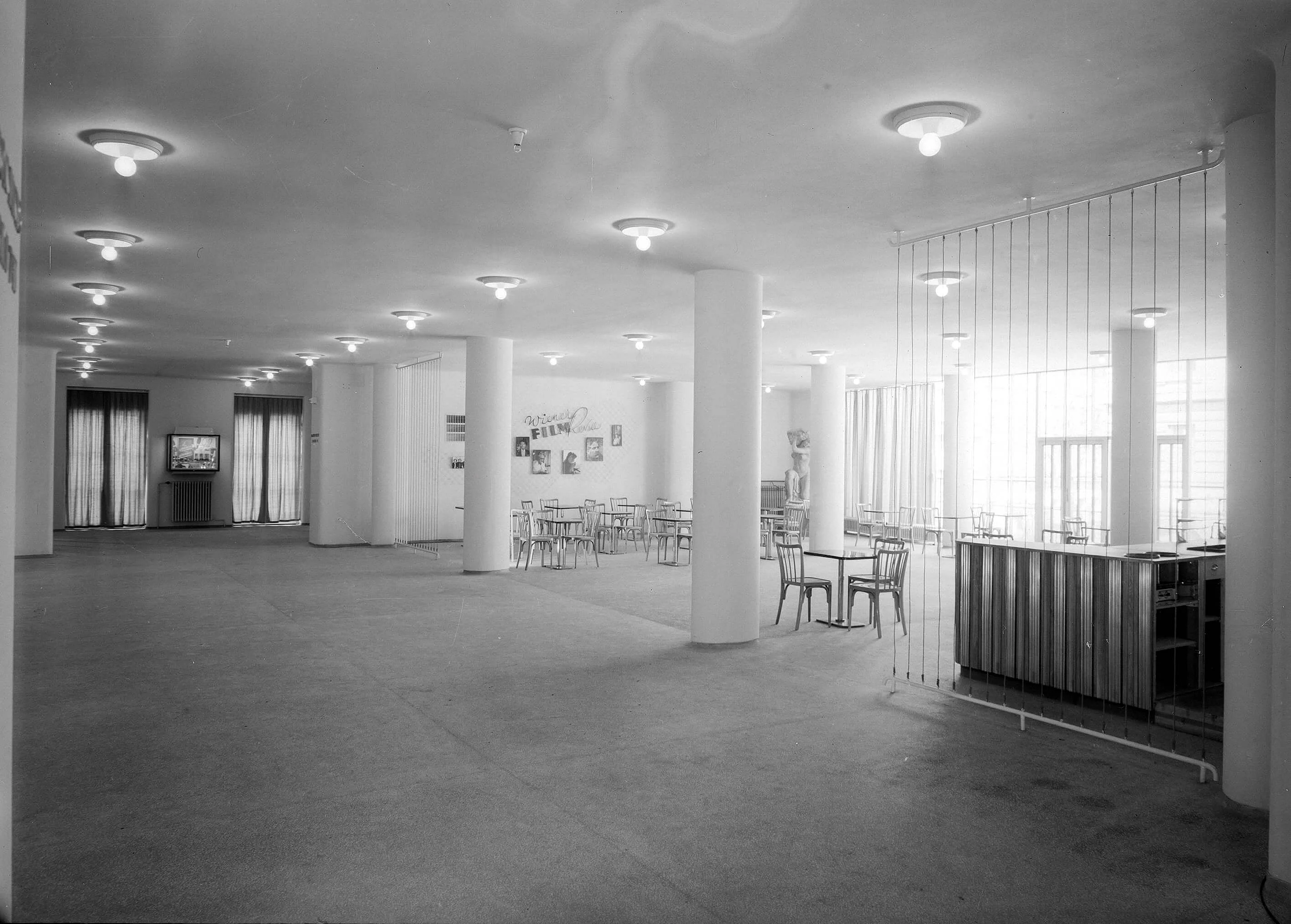 Robert Kotas: Forum Kino, 1949-1950, Foyer mit Kaffeehaustischen und Sesseln neben dem Espresso, Foto: Lucca Chmel, 1950, Bildarchiv Austria/ÖNB