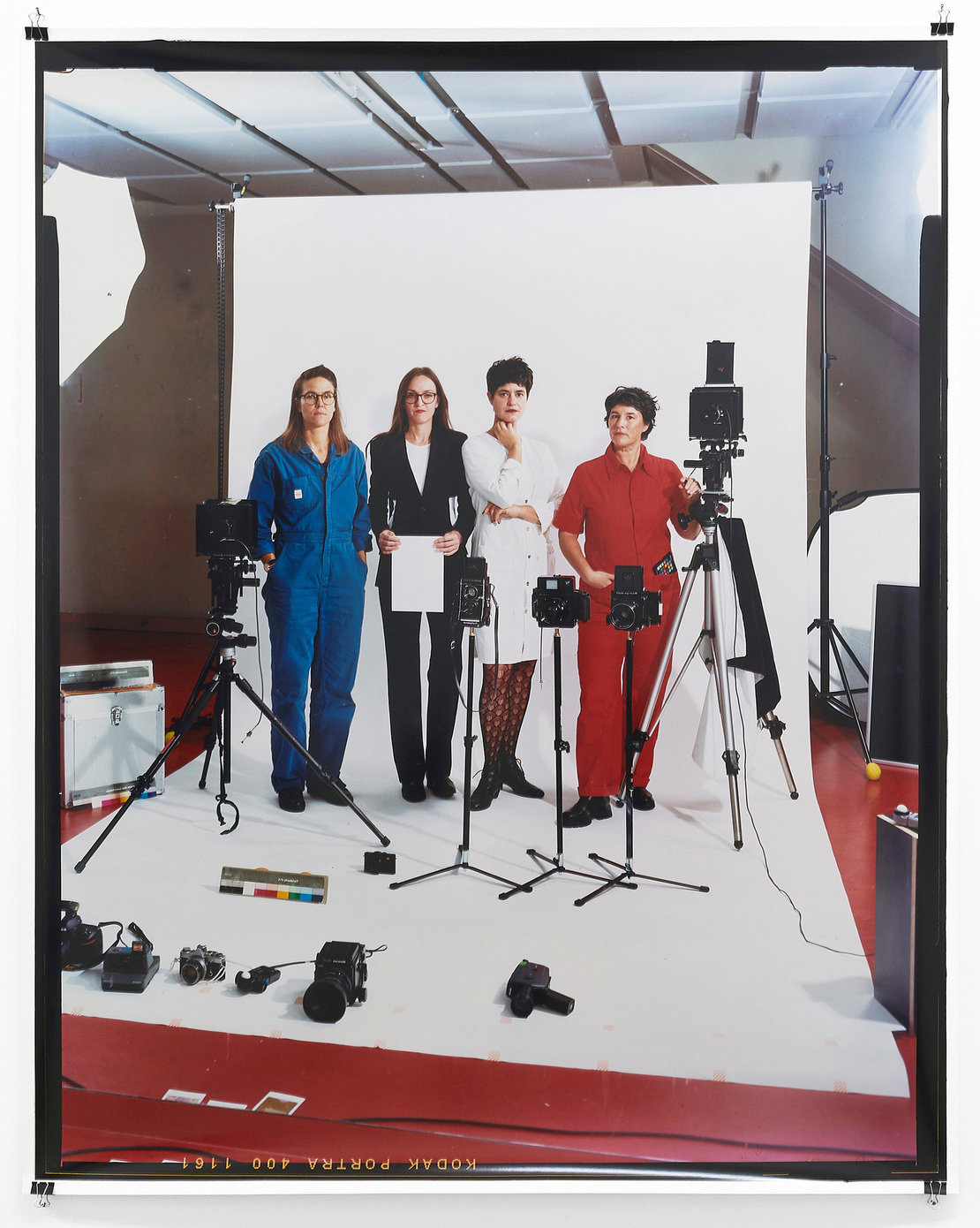Caroline Heider, Ruth Horak, Lisa Rastl, Claudia Rohrauer, Gruppenbild mit Damen und Kameras, 2022, Nikon D 850 