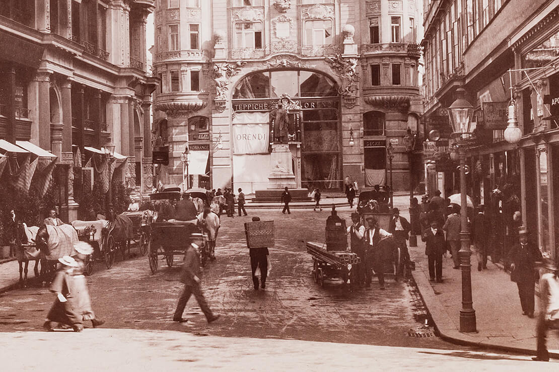 Straßenszene mit Lastenträger (Mitte) am Lugeck, um 1900, Sammlung Wien Museum 