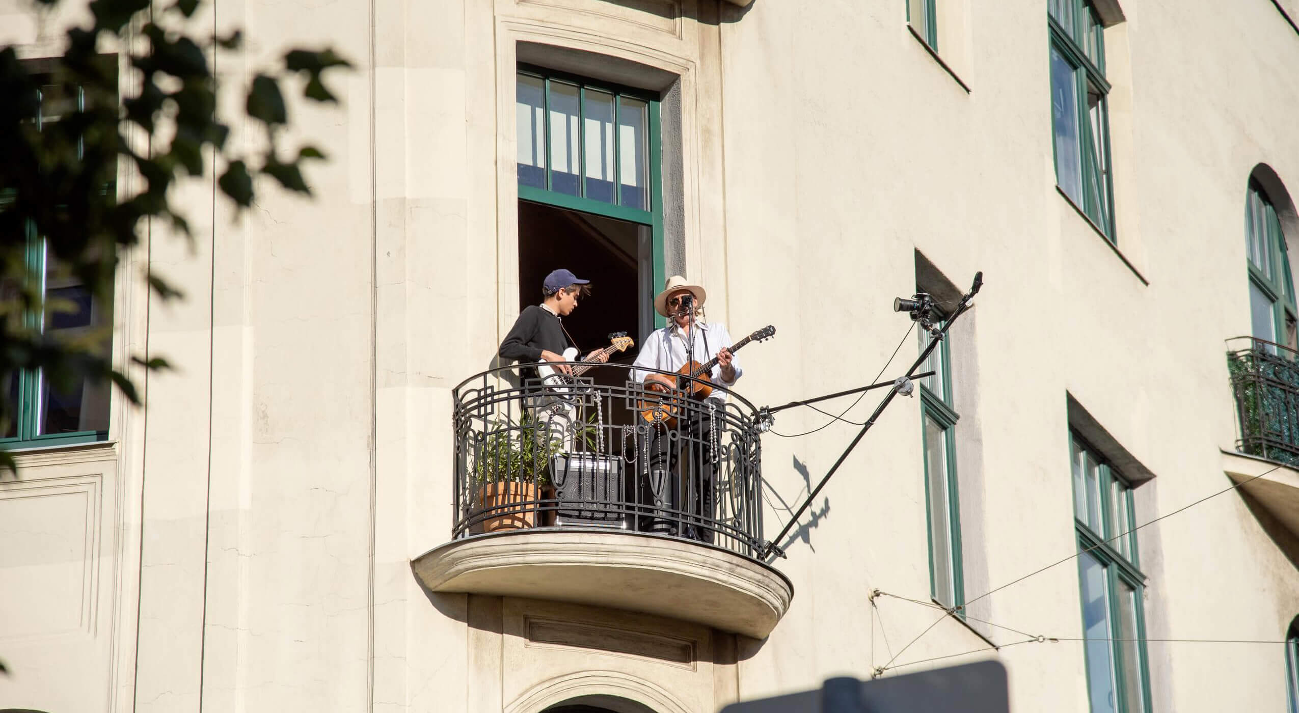 Balkonkonzert mit Ernst Molden während der Corona-Ausgangsbeschränkungen, 2020, Foto: René Brunhölzl 