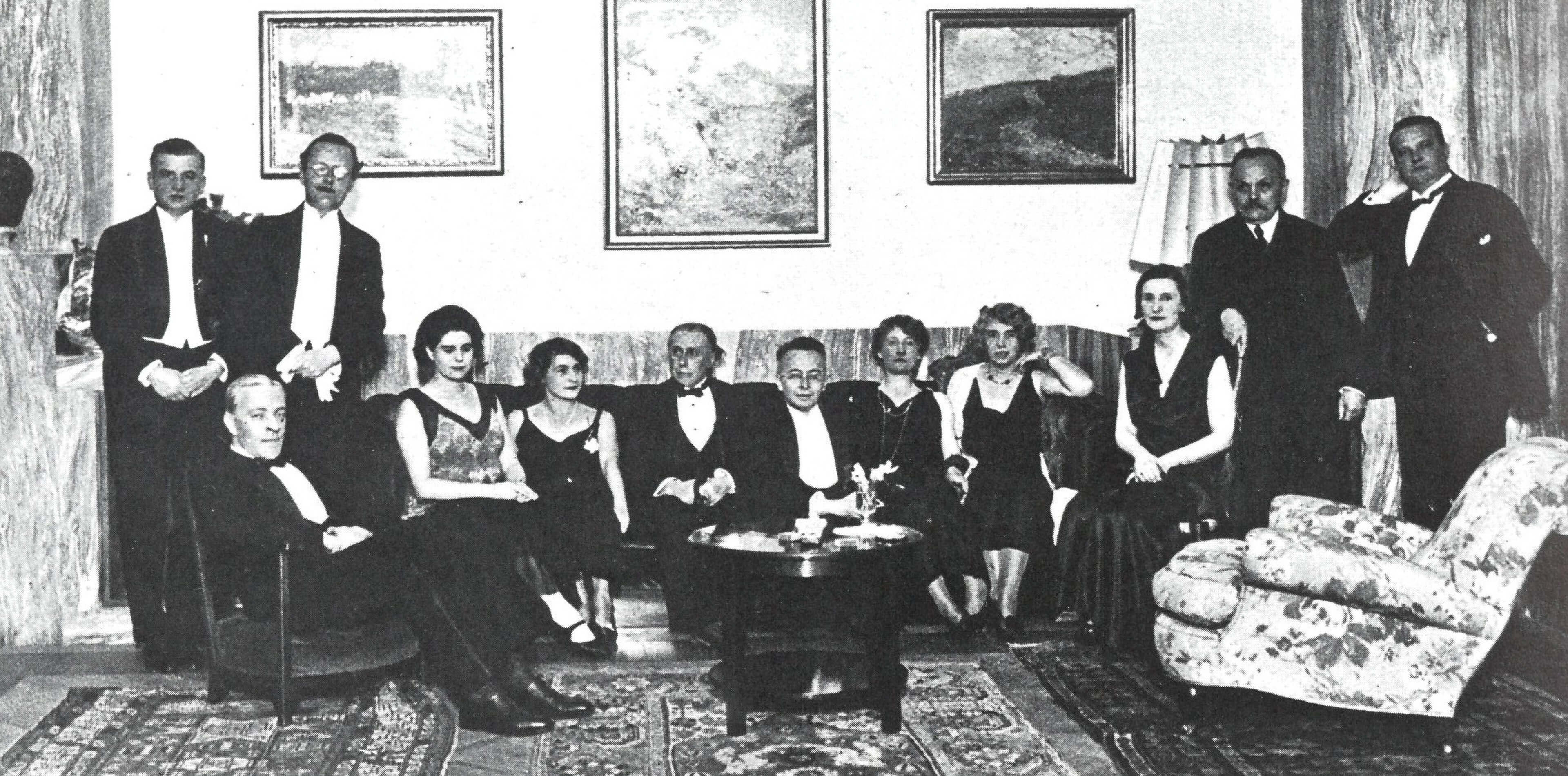 Feier zum 60. Geburtstag von Adolf Loos im Haus Müller in Prag, 10. Dezember 1930, links neben Loos die Bauherrin Milada Müller, rechts Karl Kraus. Abb. aus: Rukschcio/Schachel 1982, S. 364. 