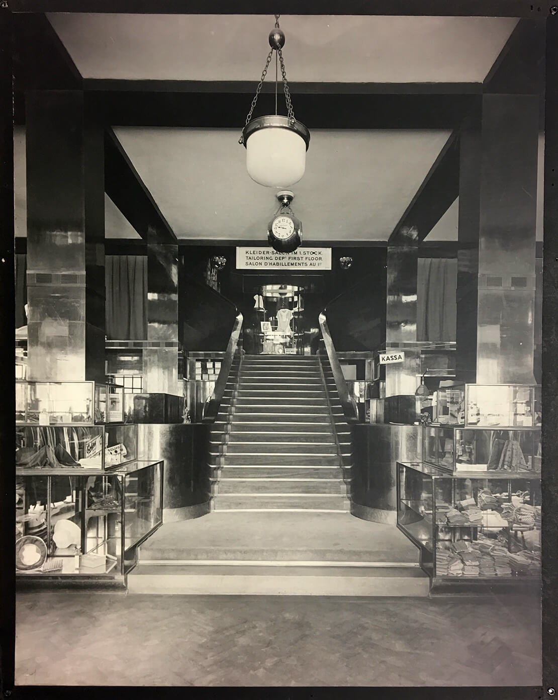 Wohn- und Geschäftshaus Goldman & Salatsch, Michaelerplatz, Treppe im Verkaufsraum (1909-11) Vergrößerung einer Fotografie von Martin Gerlach jun., Wien Museum 