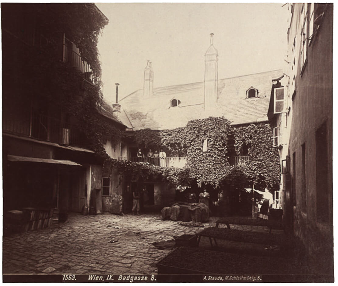 9., Badgasse 8, Pawlatschenhof (abgebrochen), Fotografie von August Stauda, um 1900, Wien Museum 