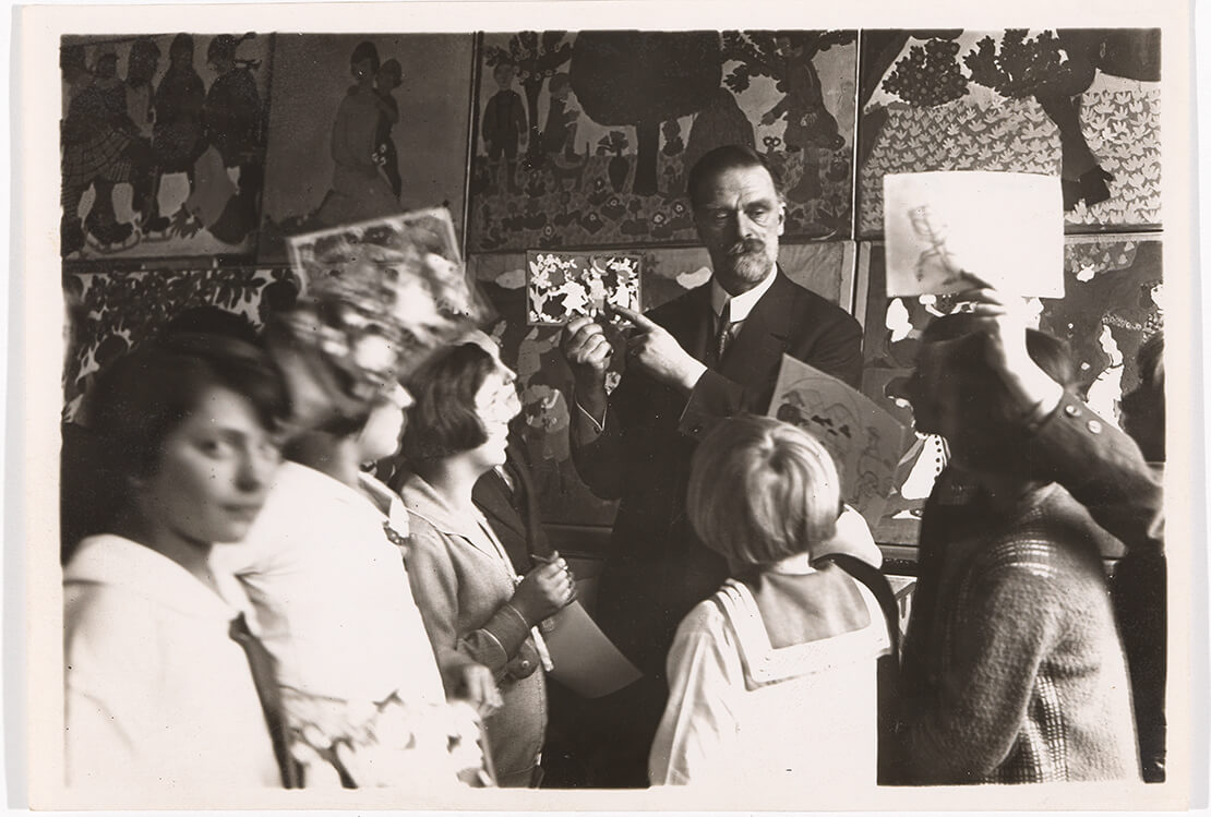 Franz Čižek mit Kindern der Jugendkunstklasse, anonyme Fotografie, um 1930, Wien Museum 