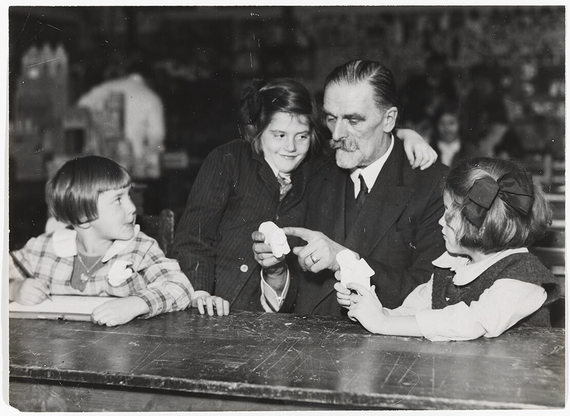 Franz Čižek mit Schülerinnen der Jugendkunstklasse, Fotografie von Rudolf Johann Bohl, 1934, Wien Museum 