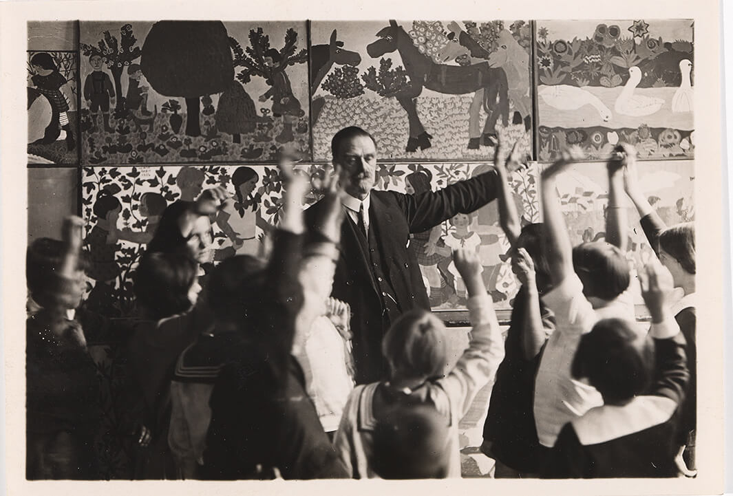 Franz Čižek mit Kindern der Jugendkunstklasse, Fotografie von Rudolf Johann Bohl, 1934, Wien Museum 