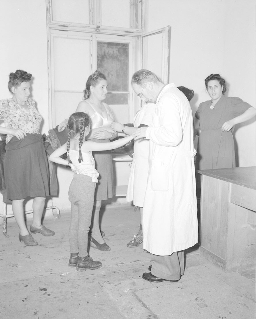 Flüchtlinge werden im Rothschild-Spital untersucht, 1946, Foto: United States Information Service (USIS)/ÖNB 