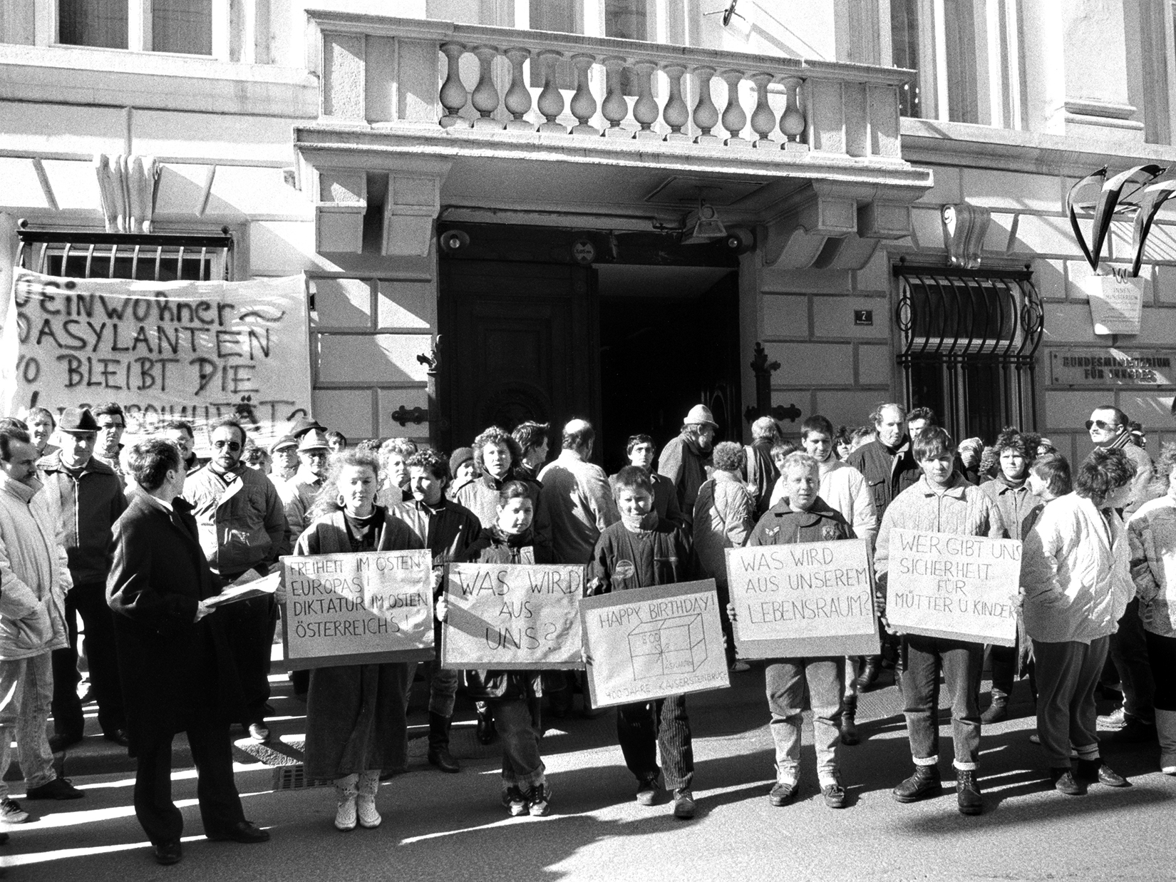 Demonstration gegen die geplante Unterbringung von Asylwerbern in Teilen der Kaserne Kaisersteinbruch, März 1990, Foto: HOPI / APA-Archiv / picturedesk.com 