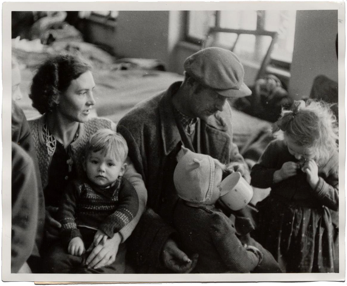Eine ungarische Familie bei der Ankunft in Traiskirchen, November 1956, Foto: Ernst Hausknost/Wien Museum 