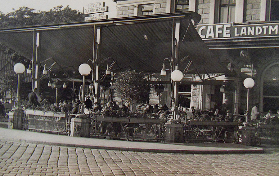 Schanigarten des Café Landtmann. Der Architekt Clemens Holzemeister kritisierte 1927 den „Schweizerhäusllaubenzauber" bei den Gastgärten der großen Ringstraßencafés. Undatierte Fotografie, Wien Museum 