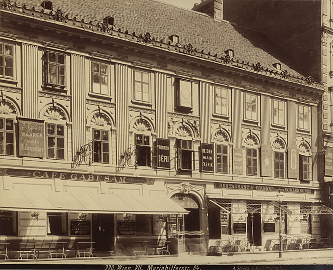 Café Gabesam mit Schanigarten auf der Mariahilfer Straße 84, Fotografie von August Stauda, um 1902, Wien Museum 