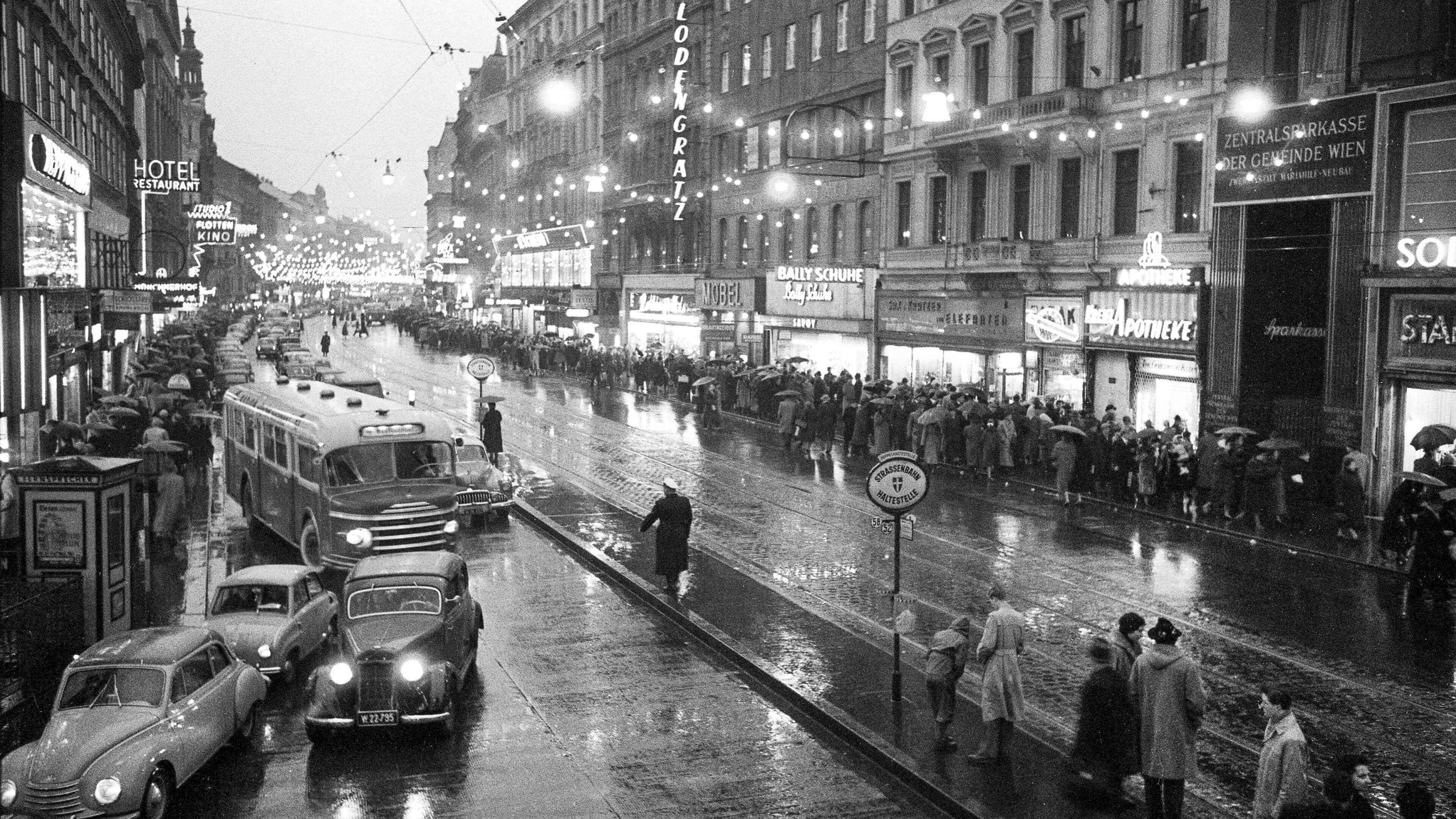 Auch am „Silbernen Sonntag“, dem vorletzten Sonntag vor Weihnachten, konnte in Wien eingekauft werden, hier am 11. Dezember 1955 auf der Mariahilfer Straße, Foto: Votava / Imagno / picturedesk.com 