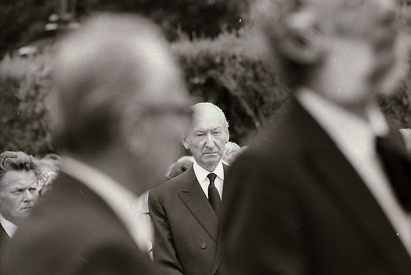 Bundespräsident Kurt Waldheim beim Kreisky-Begräbnis am Wiener Zentralfriedhof, 7. August 1990. Foto: Martin Vukovits 