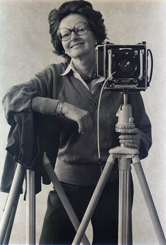 Elfriede Mejchar mit ihrer Linhof-Kamera im Bundesdenkmalamt, späte 1970er-Jahre, Foto: privat 