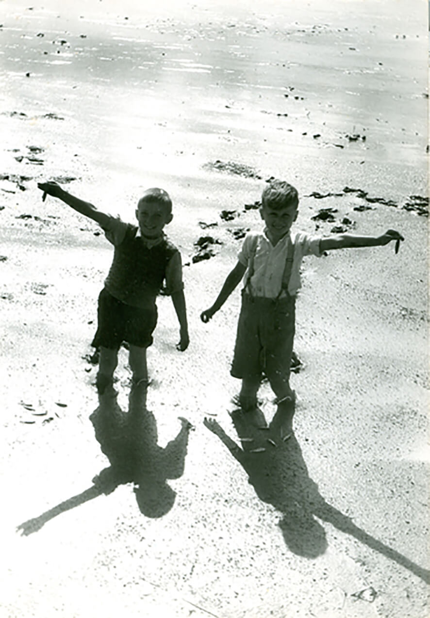 Spielende Kinder im Schlamm bei Niedrigwasser zwischen Neusiedl am See und Podersdorf, 1949, (Foto: Alois Sedlacek / Burgenländisches Landesarchiv - Fotosammlung) 