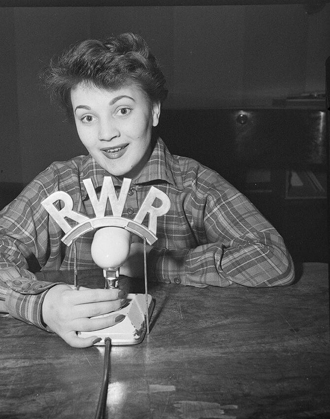 Louise Martini auf Radio Rot-Weiß-Rot in der Sendung „Melodie und Rhythmus auf Bestellung“, 1952. Foto: United States Information Servic / ÖNB-Bildarchiv / picturedesk.com 