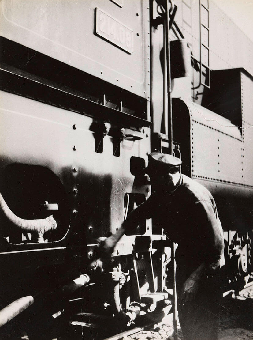 Robert Haas: Putzen der Lokomotive vor der Abfahrt, Österreich, 1930er Jahre, © Wien Museum/Sammlung Robert Haas 