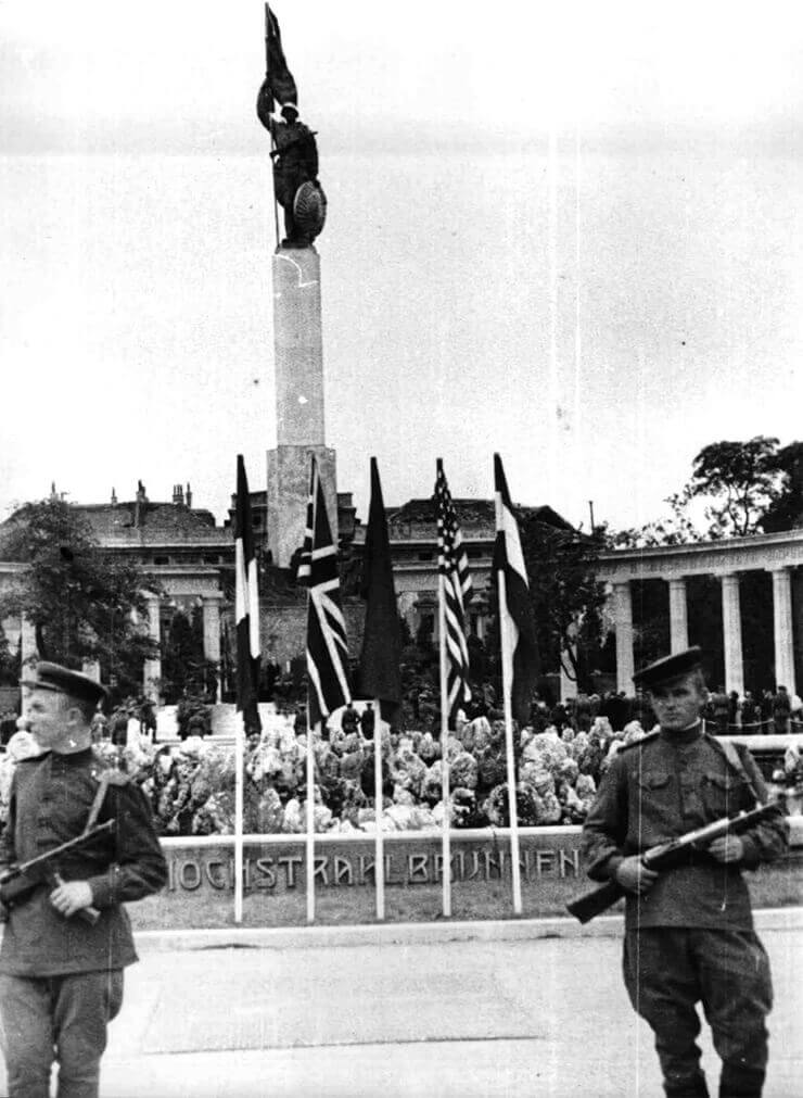 Enthüllung des Denkmals der Roten Armee, 19.8.1945, Fotografie von Franz Blaha, ÖNB Bildarchiv 