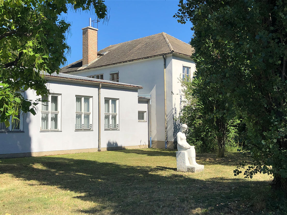Ehemaliges Volksheim (heute VHS Floridsdorf) mit der Skulptur „Lesendes Mädchen“ von Karl Nieschlag, 2020, Foto: Susanne Winkler 