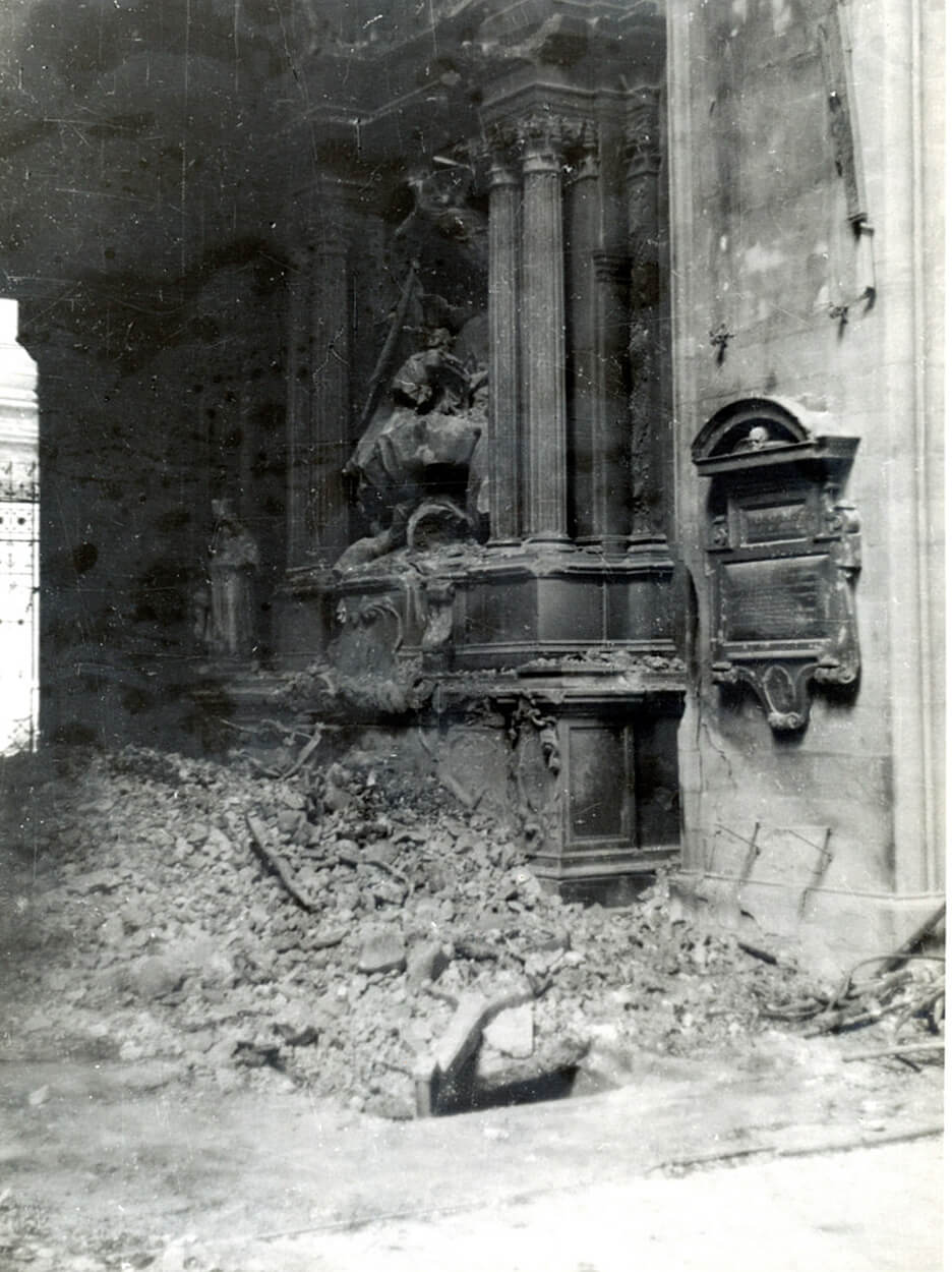 Reste der Pummerin am Boden nach dem Brand 1945, anonyme Fotografie, Wien Museum 