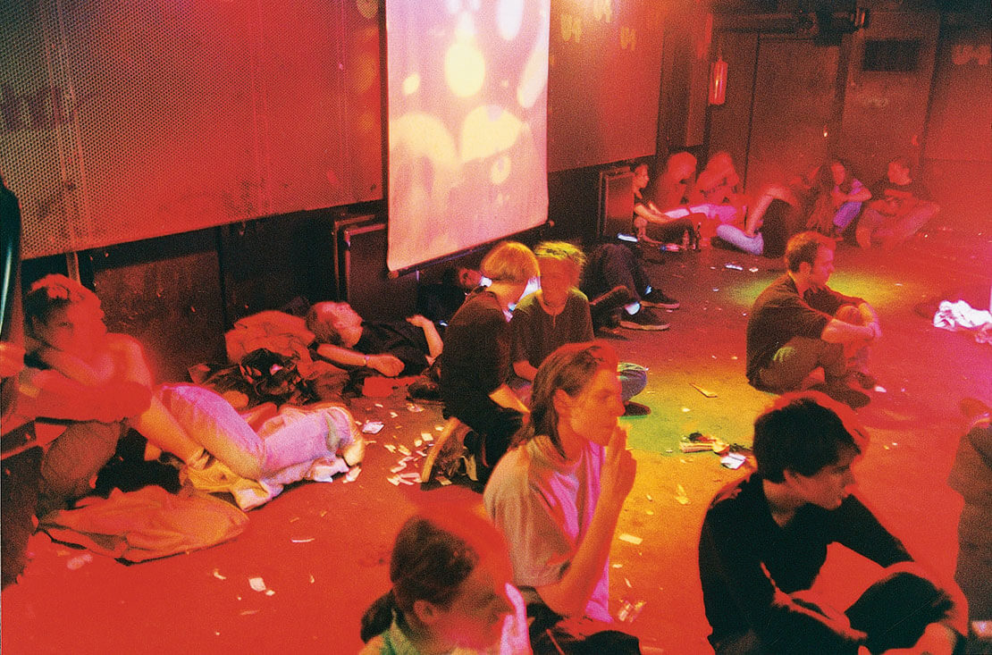 Sonntags lockte der 60ies und 70ies-Club „Speak Easy“ ins U4. Hier entspannt sich das Publikum auf der Bühne. Foto: Conny de Beauclair 
