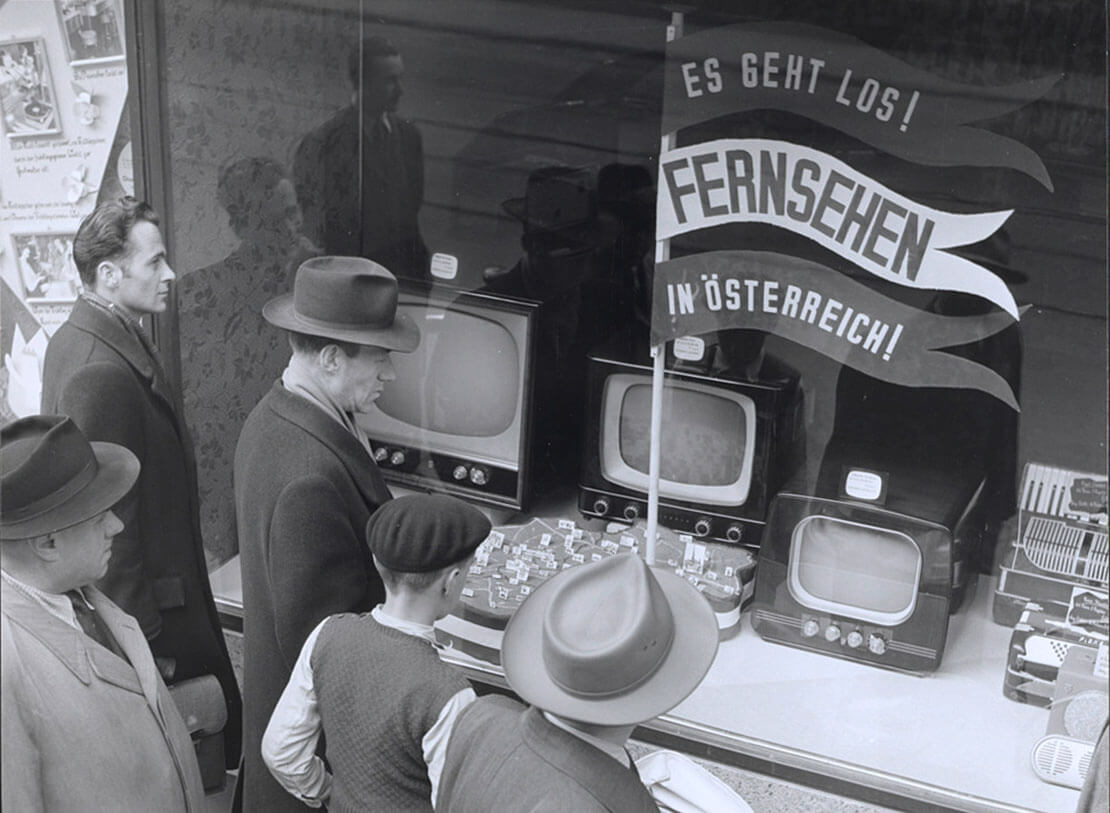 Passanten vor einer Geschäftsauslage mit Fernsehapparaten, 1955, Wien Museum 