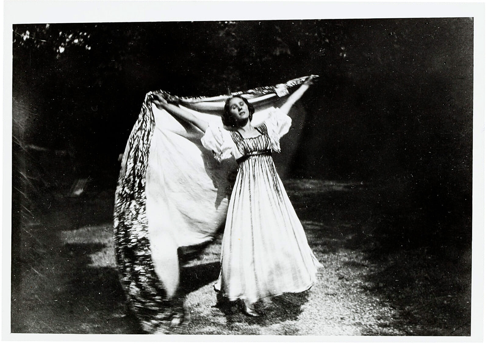 Grete Wiesenthal tanzt (im Kostüm aus „Die Tänzerin und die Marionette“) in Weigl's Dreherpark, Wien 1907, Foto: Rudolf Jobst, Wien Museum 