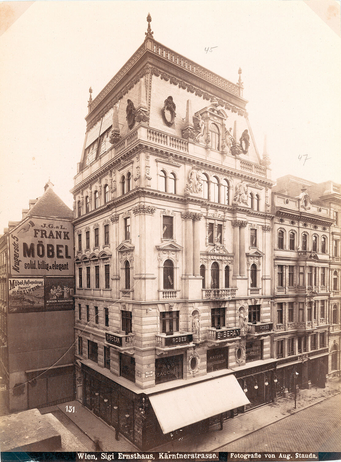 In dem Haus Kärntnerstraße 45 war ein „orientalisches“ Kaufhaus von N. & G. Zacchiri untergebracht, Fotografie von August Stauda, 1899, Wien Museum 