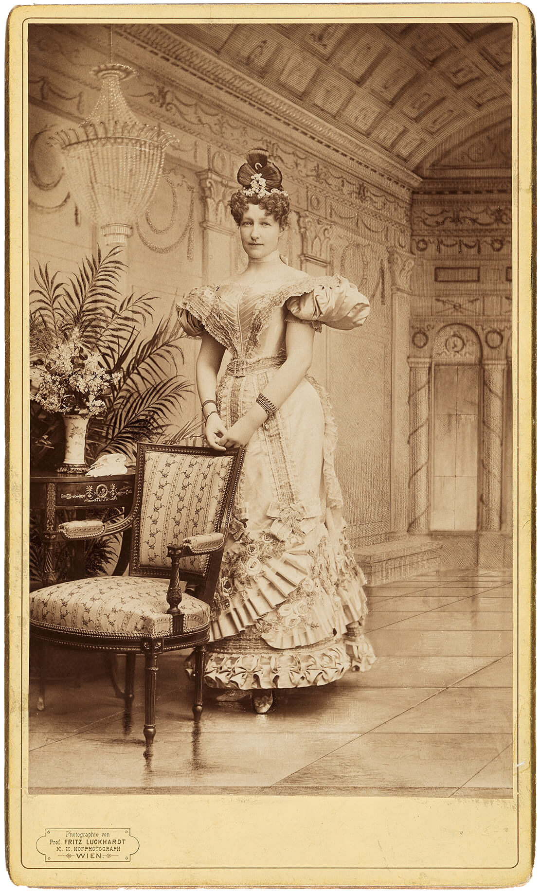 Erzsis Mutter Stephanie als Biedermeierdame, gekleidet für einen Kostümball, 1880er-Jahre 