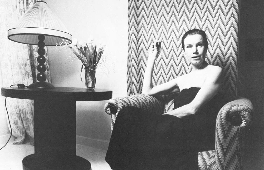 Eva Riedl mit selbstentworfenem Stoffbezug, Foto: Peter Hermann, erschienen in der Zeitschrift „Wiener“, 1981 