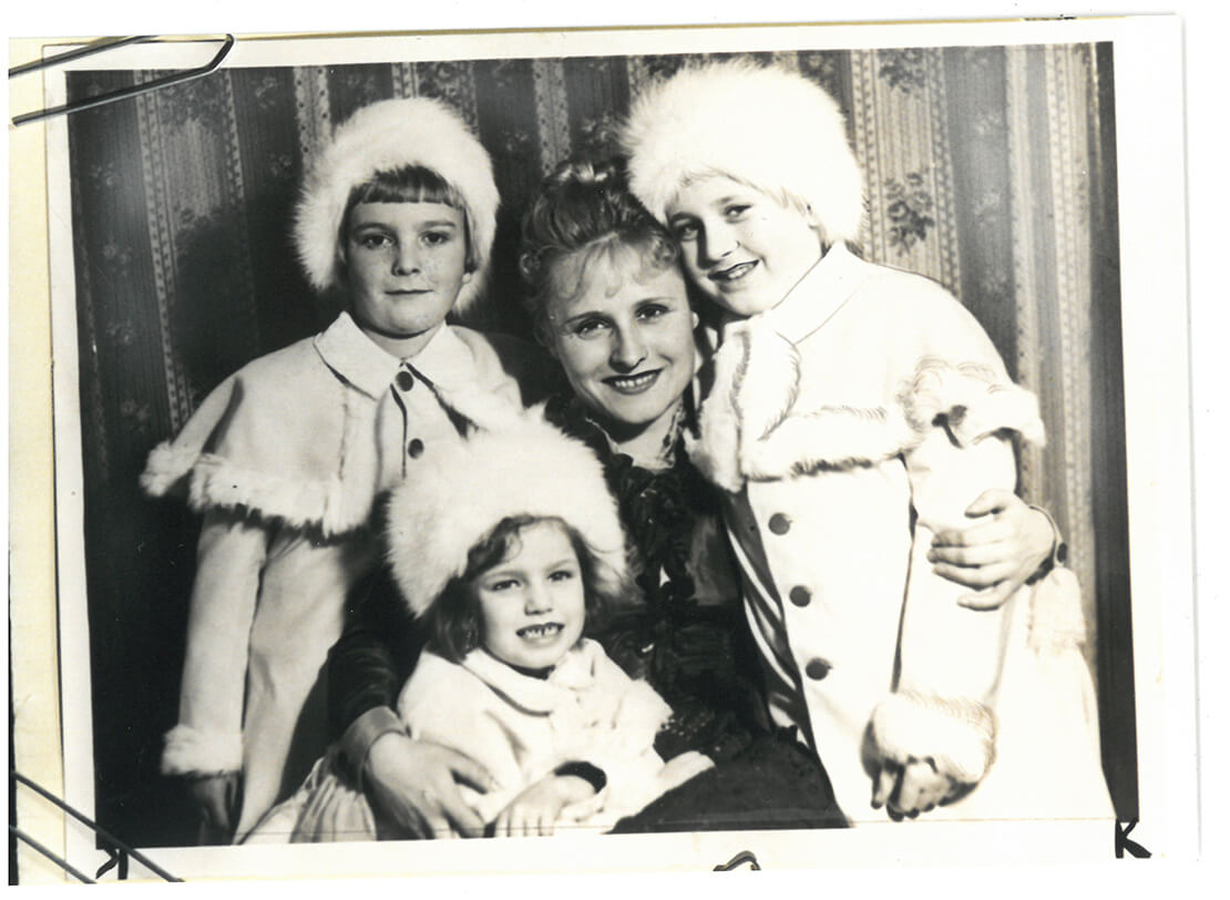 Eveline Flassig (Eva Riedl) spielte als Kind (Mitte unten) am Burgtheater, u.a. gemeinsam mit Hilde Wagener in Ibsens „Nora – ein Puppenheim“, 1936, Foto: Archiv Dieter Halama 