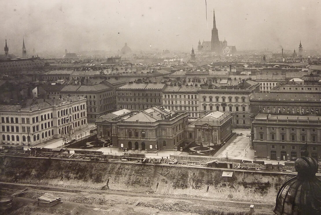 Blick auf das Künstlerhaus vor der Überwölbung des Wienflusses, um 1896, Wien Museum 