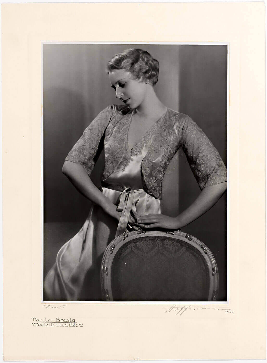 Schauspielerin Paula Brosig in einem Spitzenpyjama mit Jäckchen (Modell von Ella Osers), Fotografie: Atelier Kitty Hoffmann, 1933, Wien Museum 