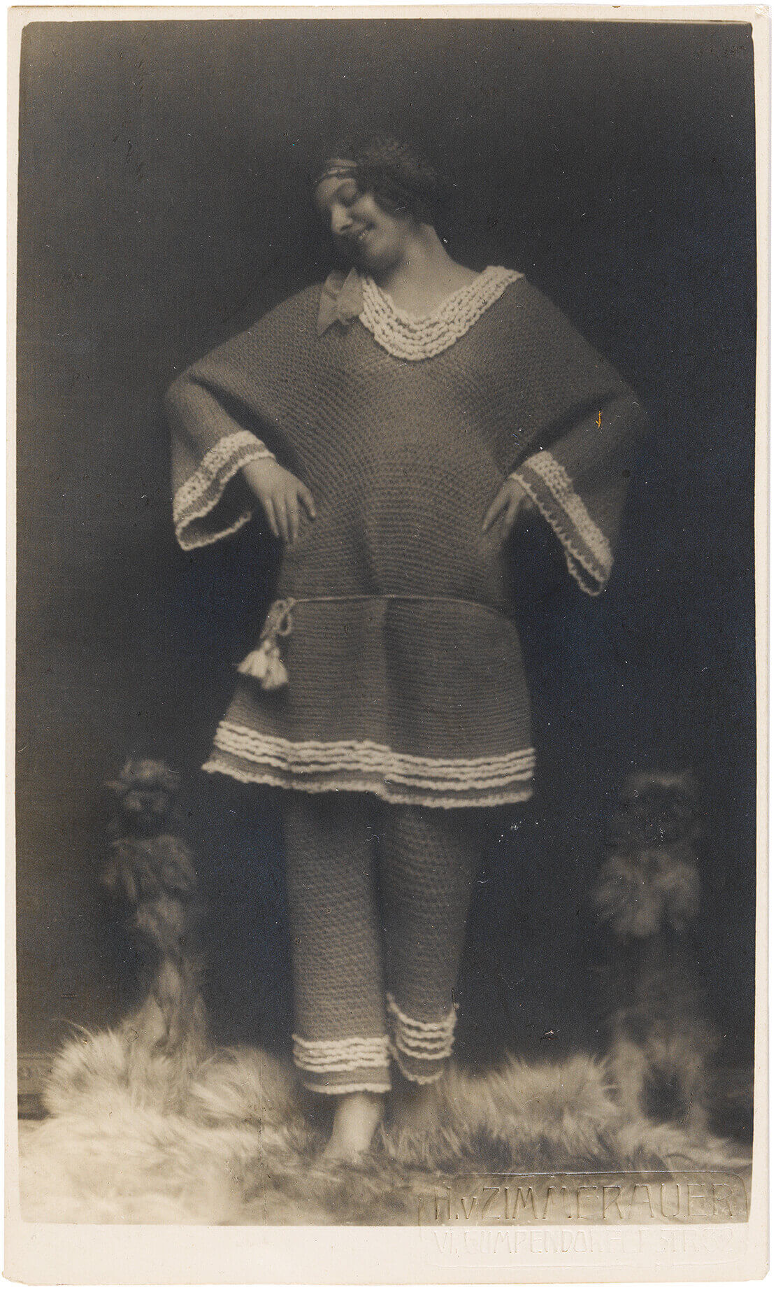 Dame in gehäkeltem Pyjama, Fotografie, 1920er Jahre, Wien Museum 